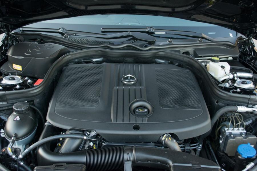 Моторный отсек Mercedes-Benz E250 BlueTec 2014 года  (фото 11 из 13)